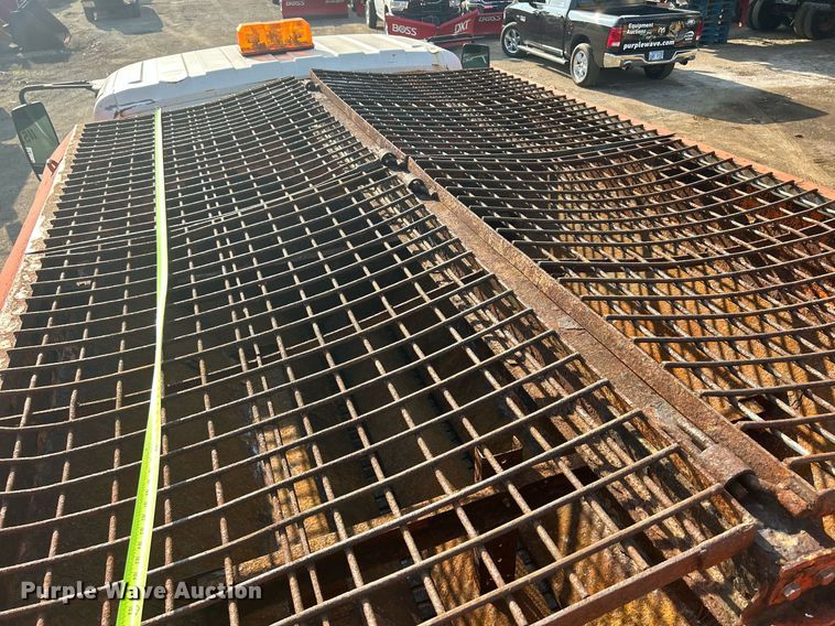 image for item DS8751 2004 International 4300  spreader truck