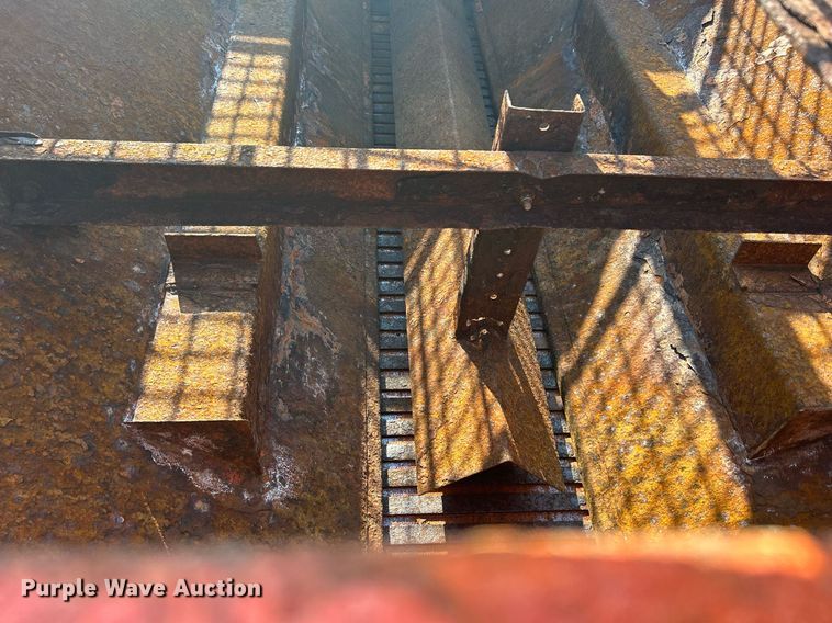 image for item DS8751 2004 International 4300  spreader truck