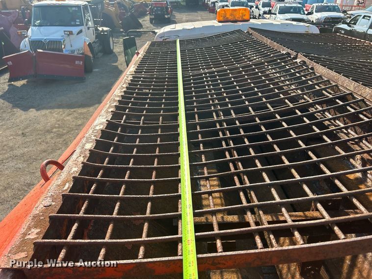 image for item DS8751 2004 International 4300  spreader truck