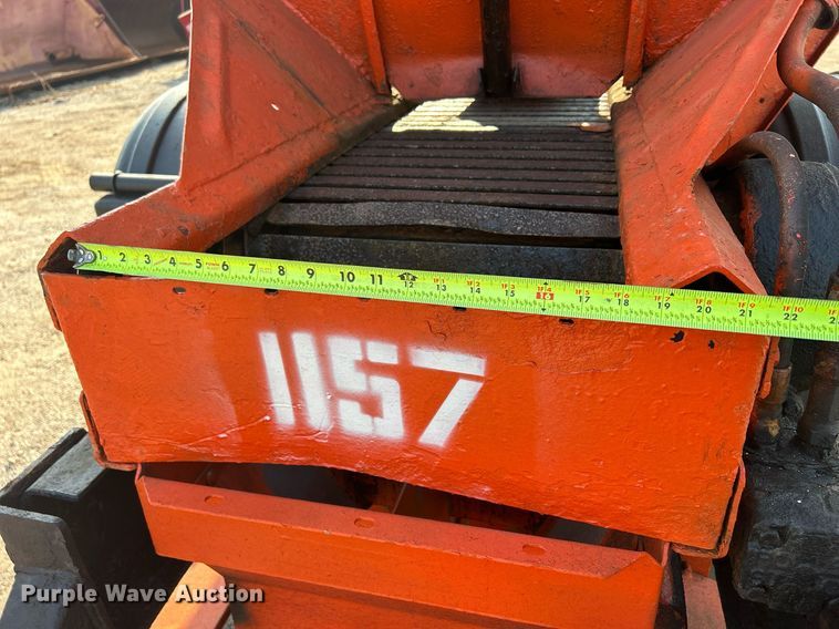 image for item DS8751 2004 International 4300  spreader truck