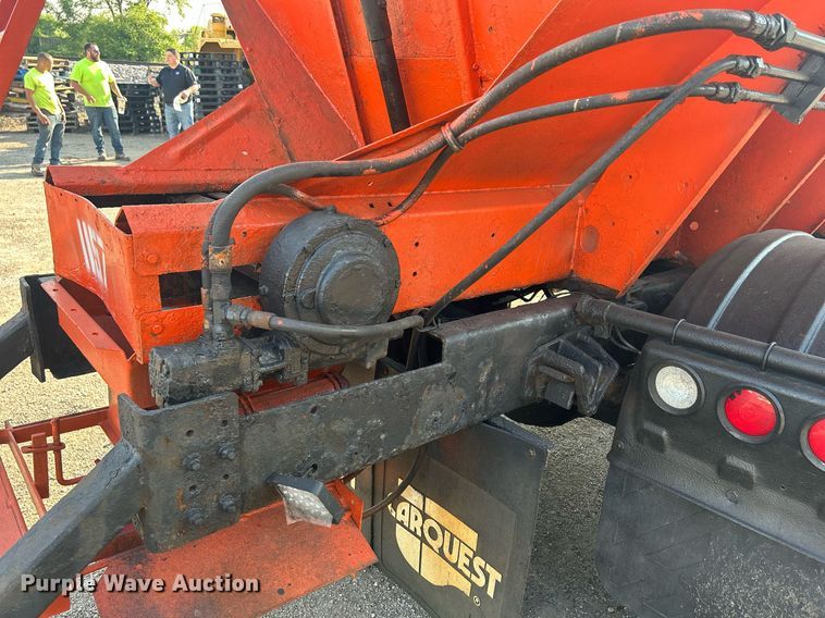 image for item DS8751 2004 International 4300  spreader truck