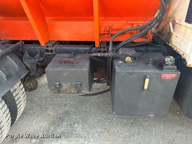 image for item DS8751 2004 International 4300  spreader truck