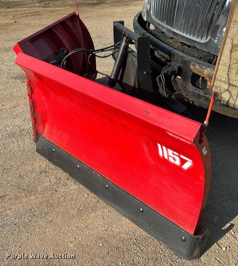 image for item DS8751 2004 International 4300  spreader truck