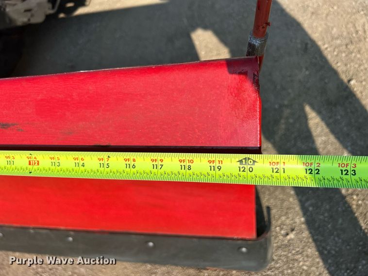 image for item DS8751 2004 International 4300  spreader truck