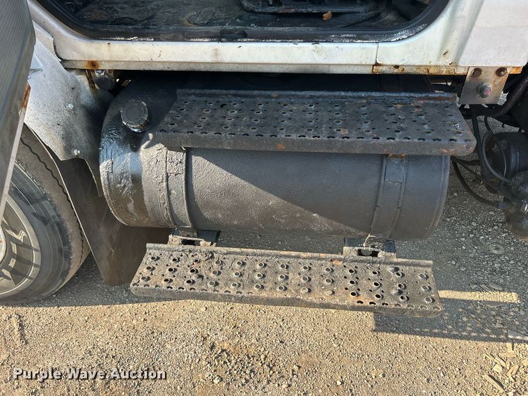 image for item DS8751 2004 International 4300  spreader truck