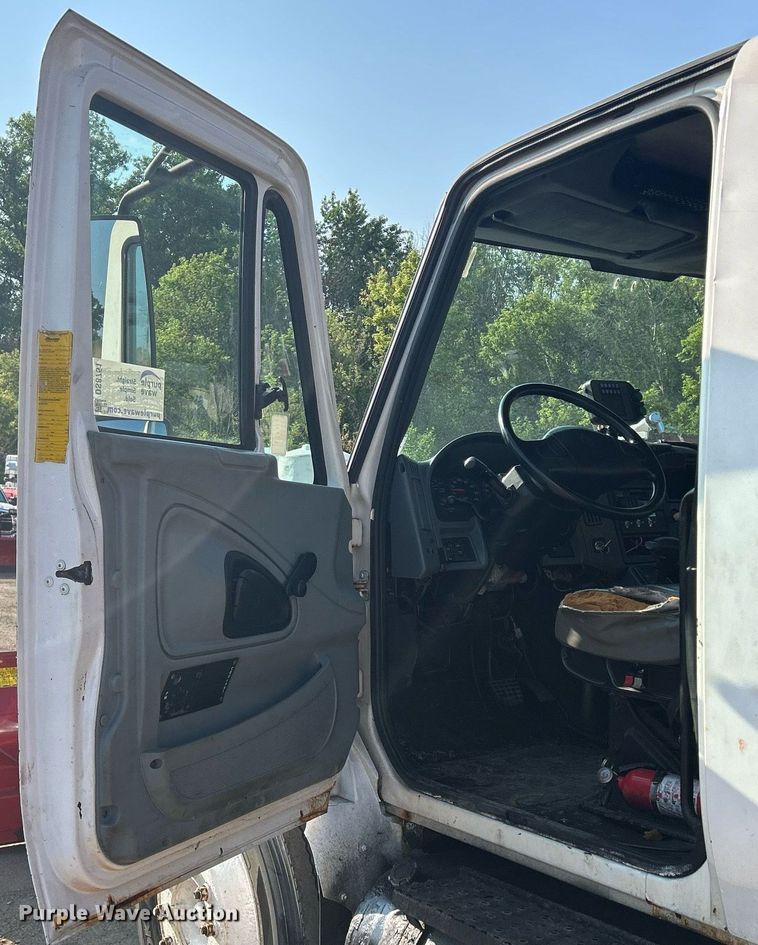 image for item DS8751 2004 International 4300  spreader truck