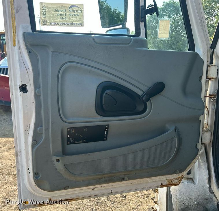 image for item DS8751 2004 International 4300  spreader truck