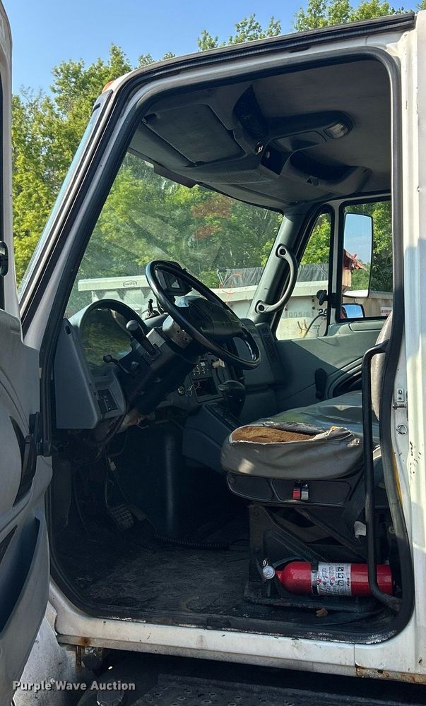 image for item DS8751 2004 International 4300  spreader truck