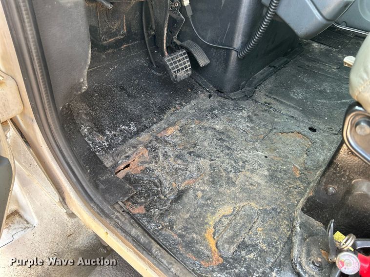 image for item DS8751 2004 International 4300  spreader truck