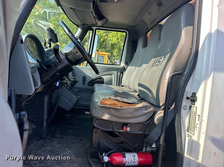 image for item DS8751 2004 International 4300  spreader truck