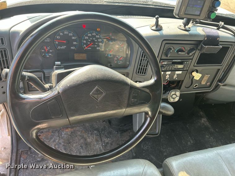 image for item DS8751 2004 International 4300  spreader truck