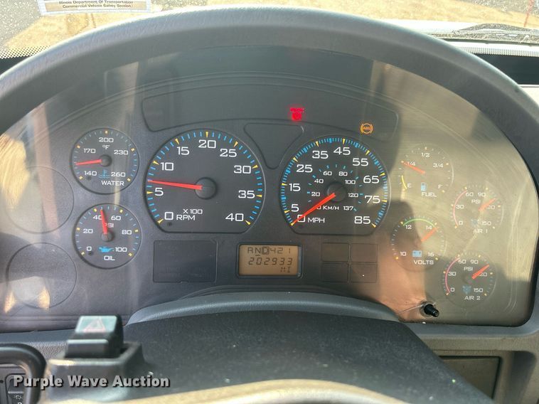 image for item DS8751 2004 International 4300  spreader truck