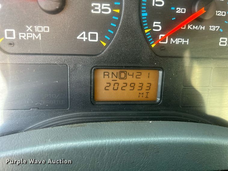 image for item DS8751 2004 International 4300  spreader truck