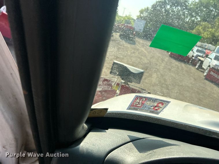 image for item DS8751 2004 International 4300  spreader truck