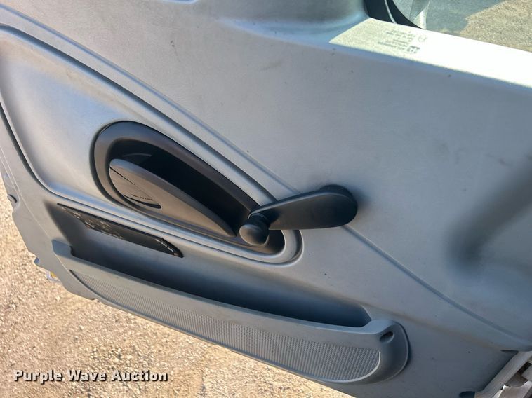 image for item DS8751 2004 International 4300  spreader truck