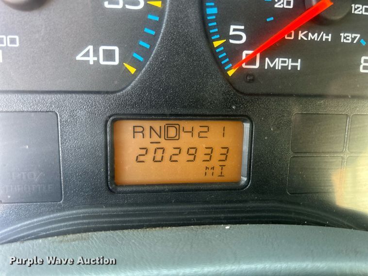 image for item DS8751 2004 International 4300  spreader truck