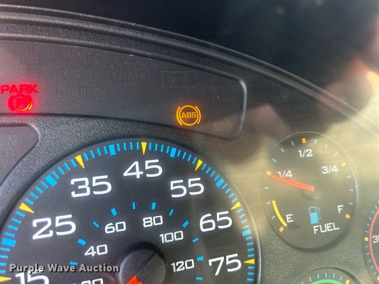 image for item DS8751 2004 International 4300  spreader truck