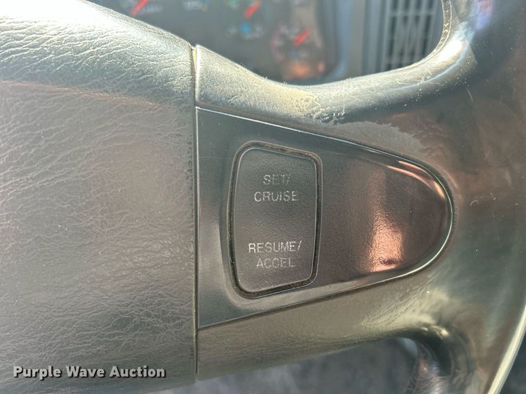 image for item DS8751 2004 International 4300  spreader truck