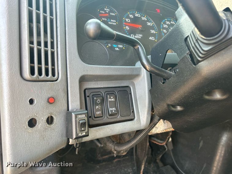 image for item DS8751 2004 International 4300  spreader truck