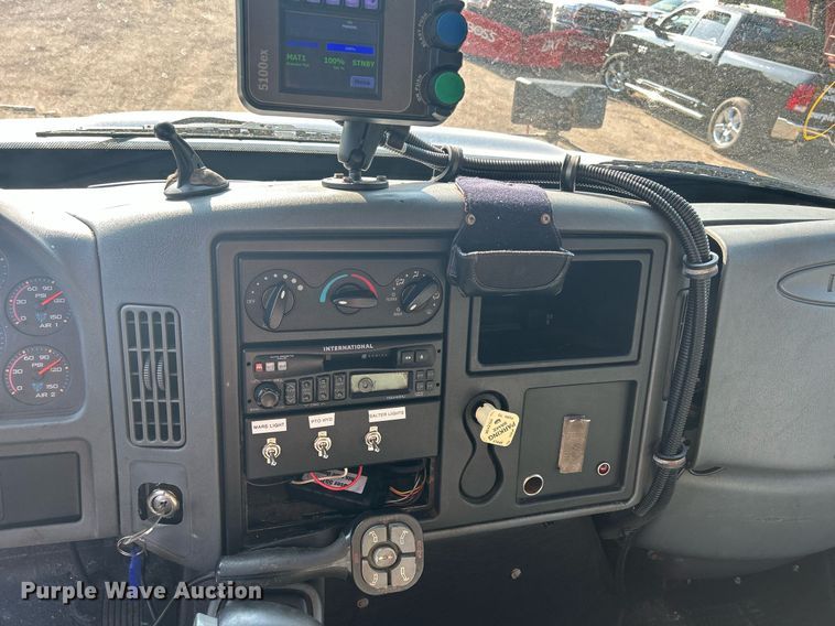 image for item DS8751 2004 International 4300  spreader truck