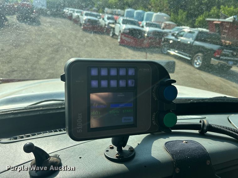 image for item DS8751 2004 International 4300  spreader truck