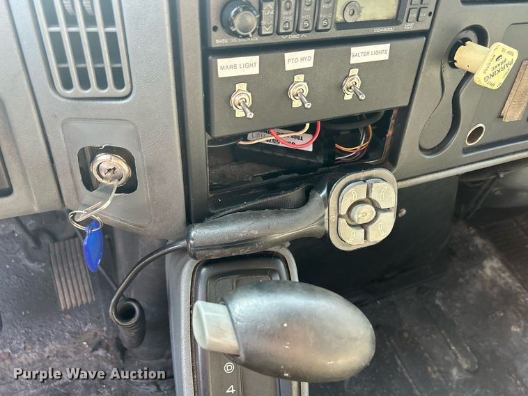 image for item DS8751 2004 International 4300  spreader truck