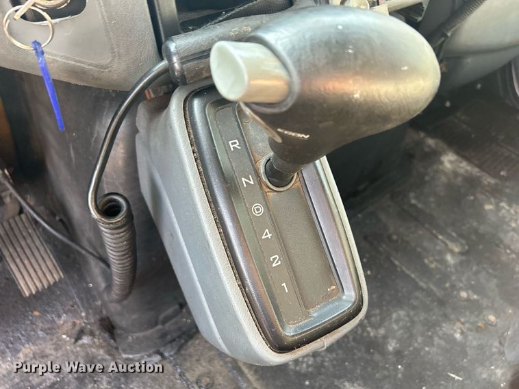 image for item DS8751 2004 International 4300  spreader truck