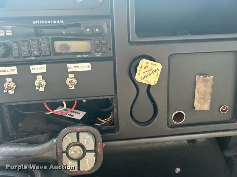 image for item DS8751 2004 International 4300  spreader truck