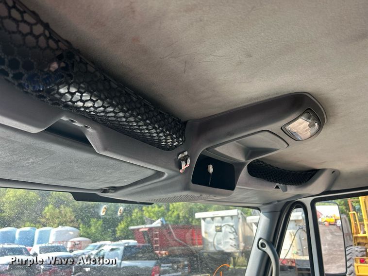 image for item DS8751 2004 International 4300  spreader truck