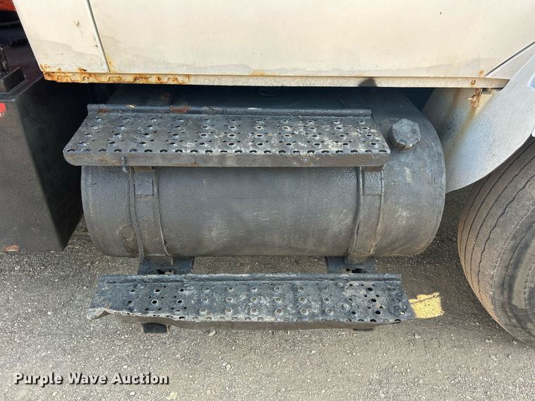 image for item DS8751 2004 International 4300  spreader truck