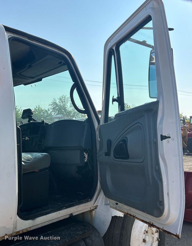 image for item DS8751 2004 International 4300  spreader truck