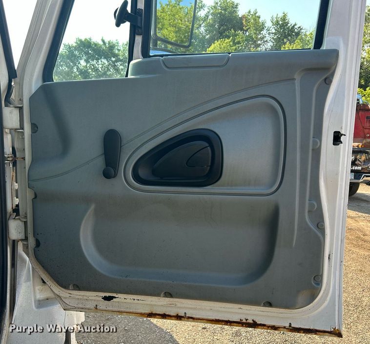 image for item DS8751 2004 International 4300  spreader truck