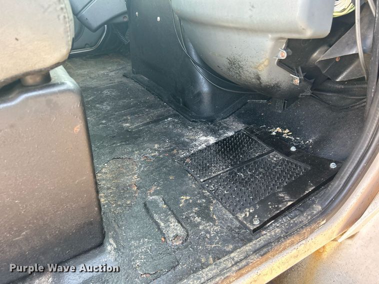 image for item DS8751 2004 International 4300  spreader truck