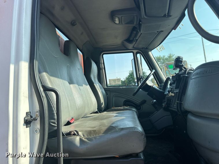 image for item DS8751 2004 International 4300  spreader truck