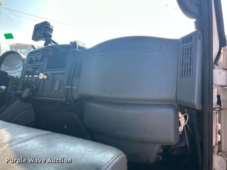 image for item DS8751 2004 International 4300  spreader truck