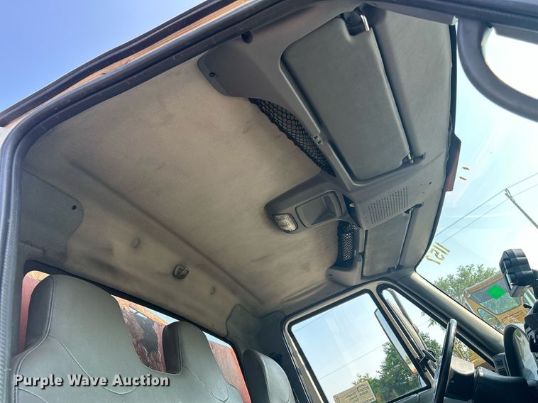 image for item DS8751 2004 International 4300  spreader truck