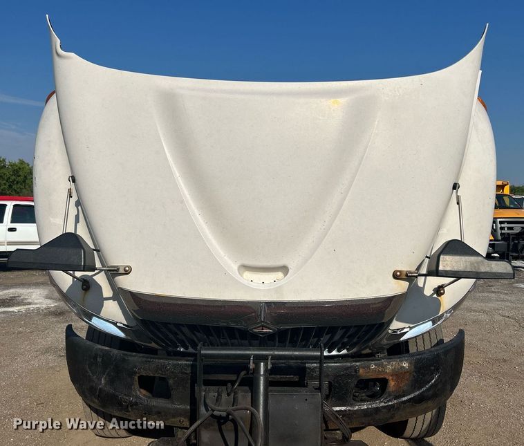 image for item DS8751 2004 International 4300  spreader truck