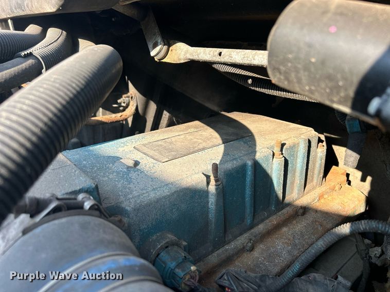 image for item DS8751 2004 International 4300  spreader truck