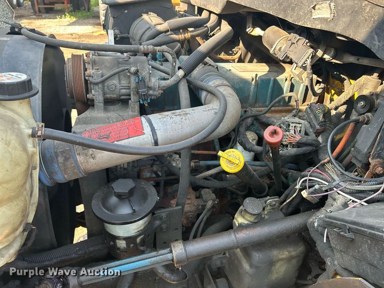 image for item DS8751 2004 International 4300  spreader truck