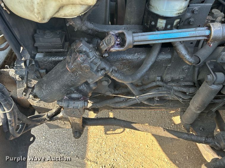 image for item DS8751 2004 International 4300  spreader truck