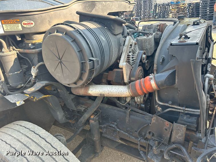 image for item DS8751 2004 International 4300  spreader truck