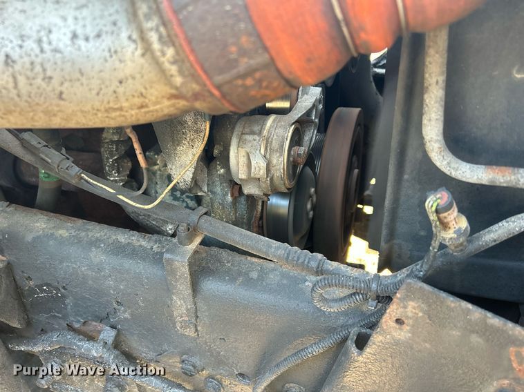 image for item DS8751 2004 International 4300  spreader truck