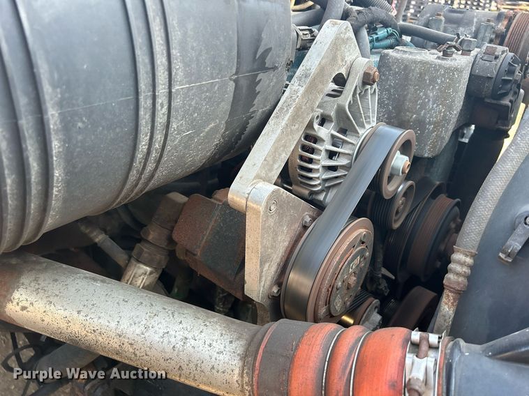 image for item DS8751 2004 International 4300  spreader truck