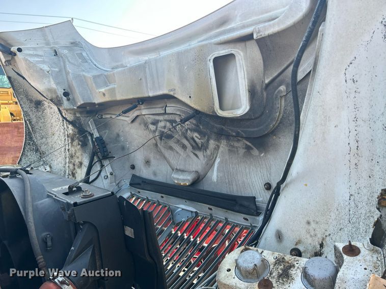 image for item DS8751 2004 International 4300  spreader truck