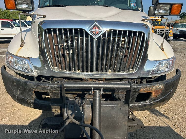 image for item DS8751 2004 International 4300  spreader truck