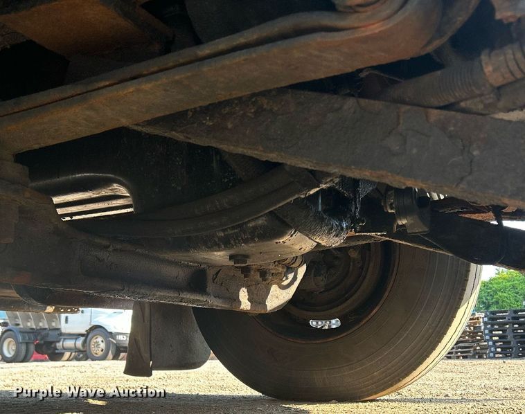 image for item DS8751 2004 International 4300  spreader truck