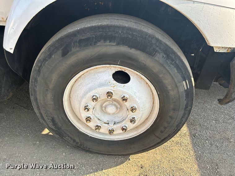 image for item DS8751 2004 International 4300  spreader truck