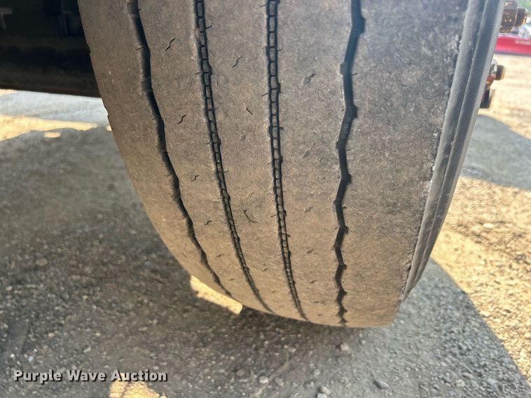 image for item DS8751 2004 International 4300  spreader truck