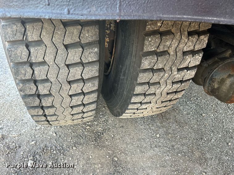 image for item DS8751 2004 International 4300  spreader truck