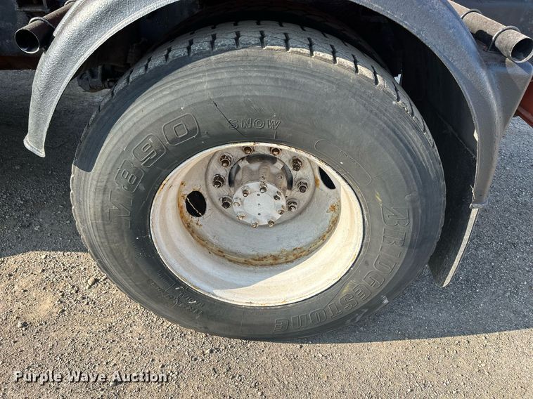 image for item DS8751 2004 International 4300  spreader truck